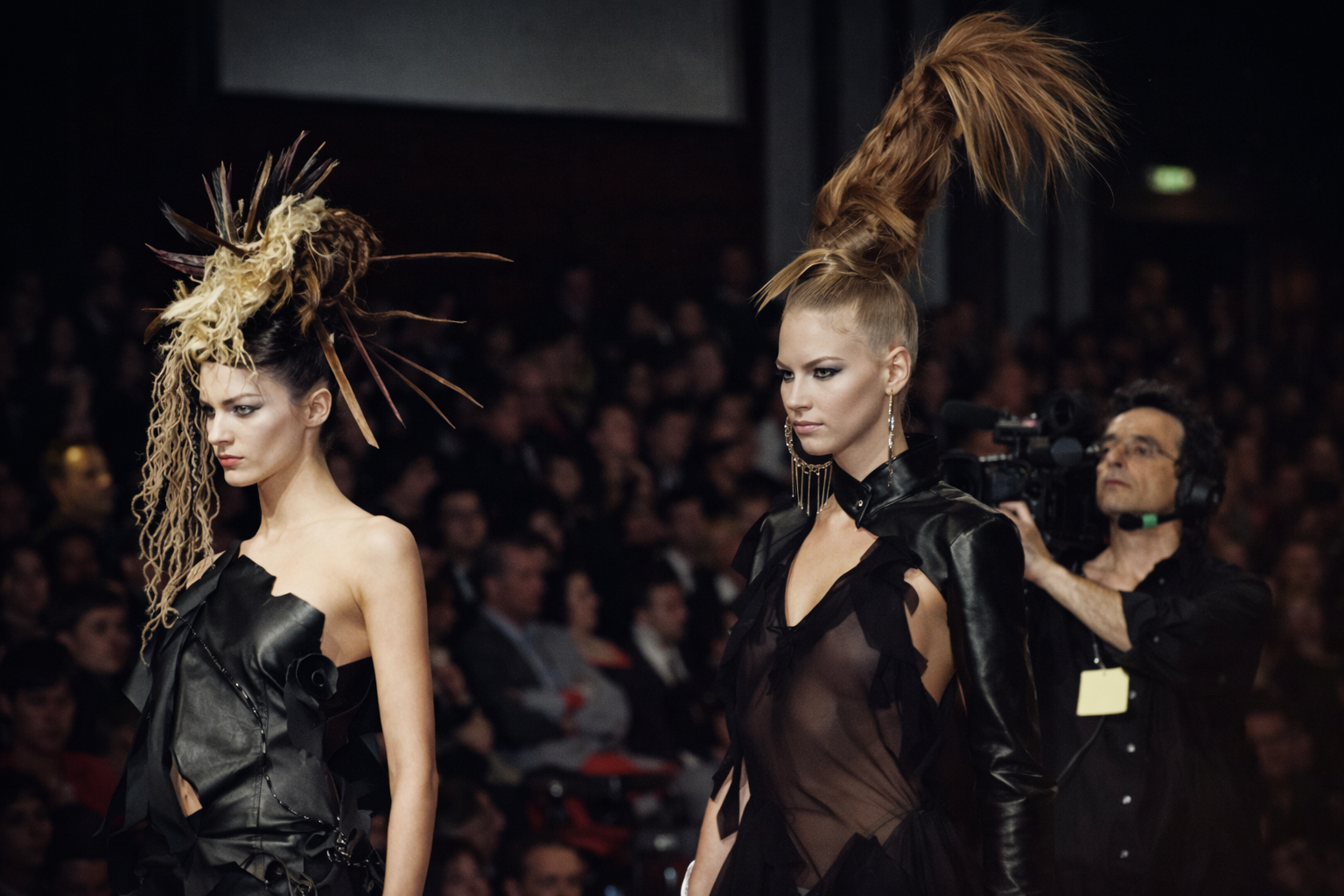 Desfile de moda vanguardista no palco