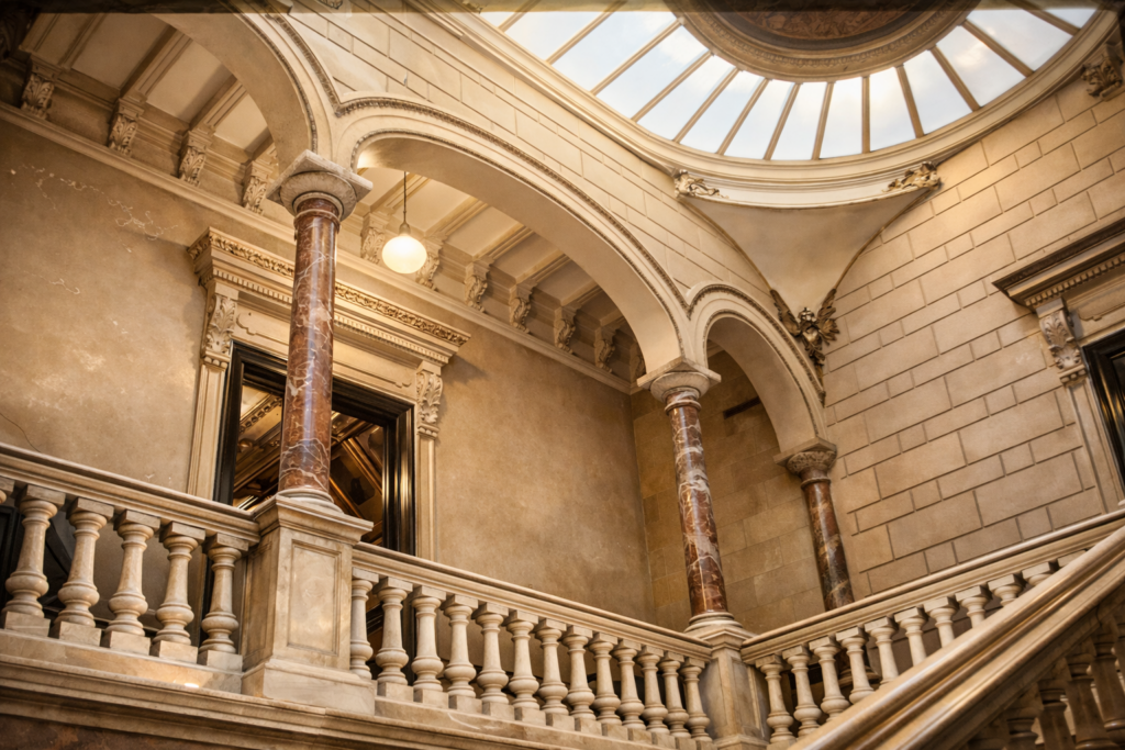 Escadaria elegante e arquitetura histórica