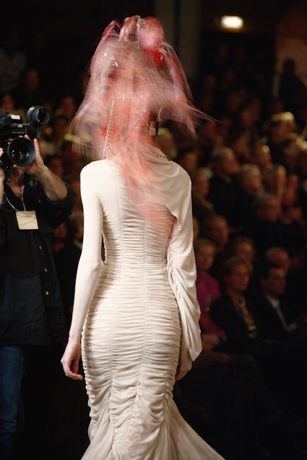 Desfile de moda com elegância avant-garde