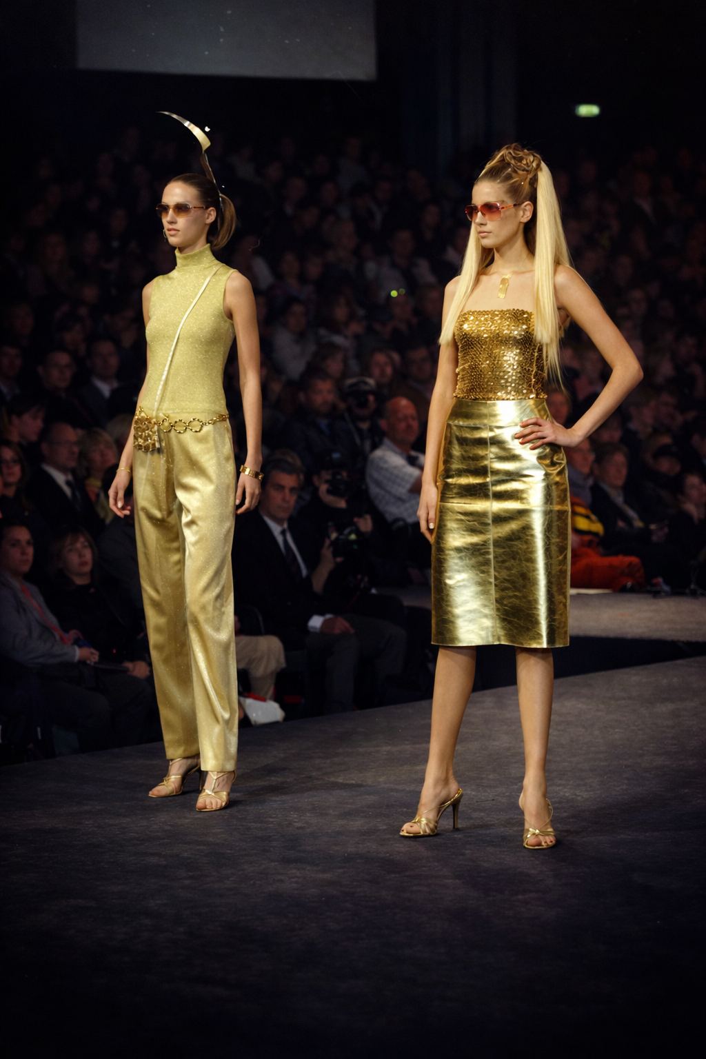 Desfile de alta-costura dourado