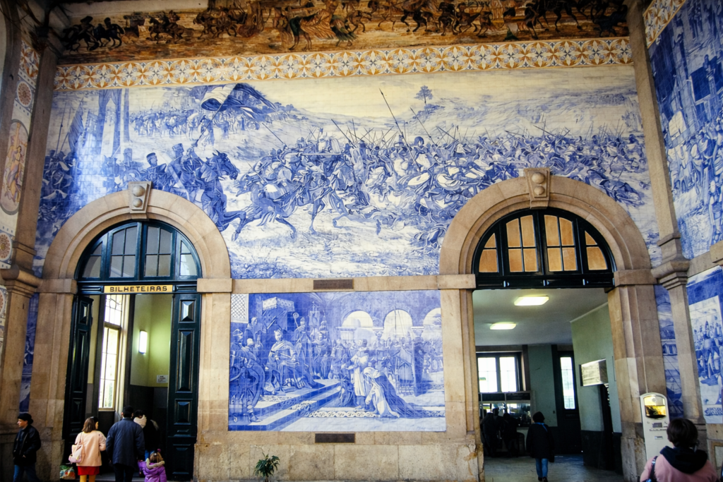 Estação histórica com azulejos detalhados