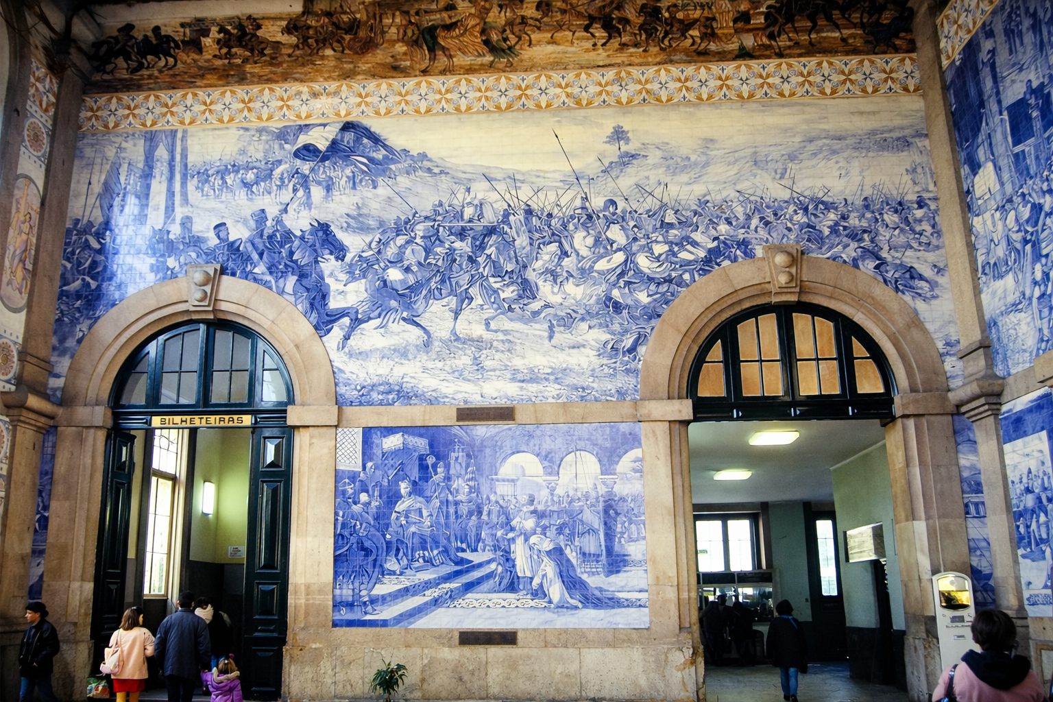 Estação histórica com azulejos detalhados
