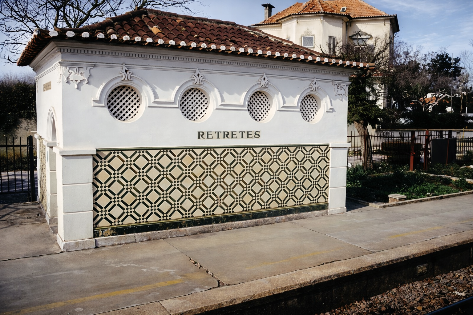 Edifício de retrete na estação