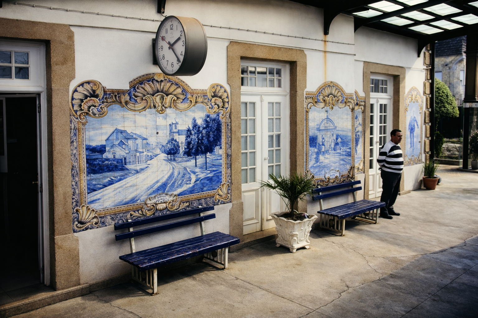 Estação de comboios com azulejos tradicionais