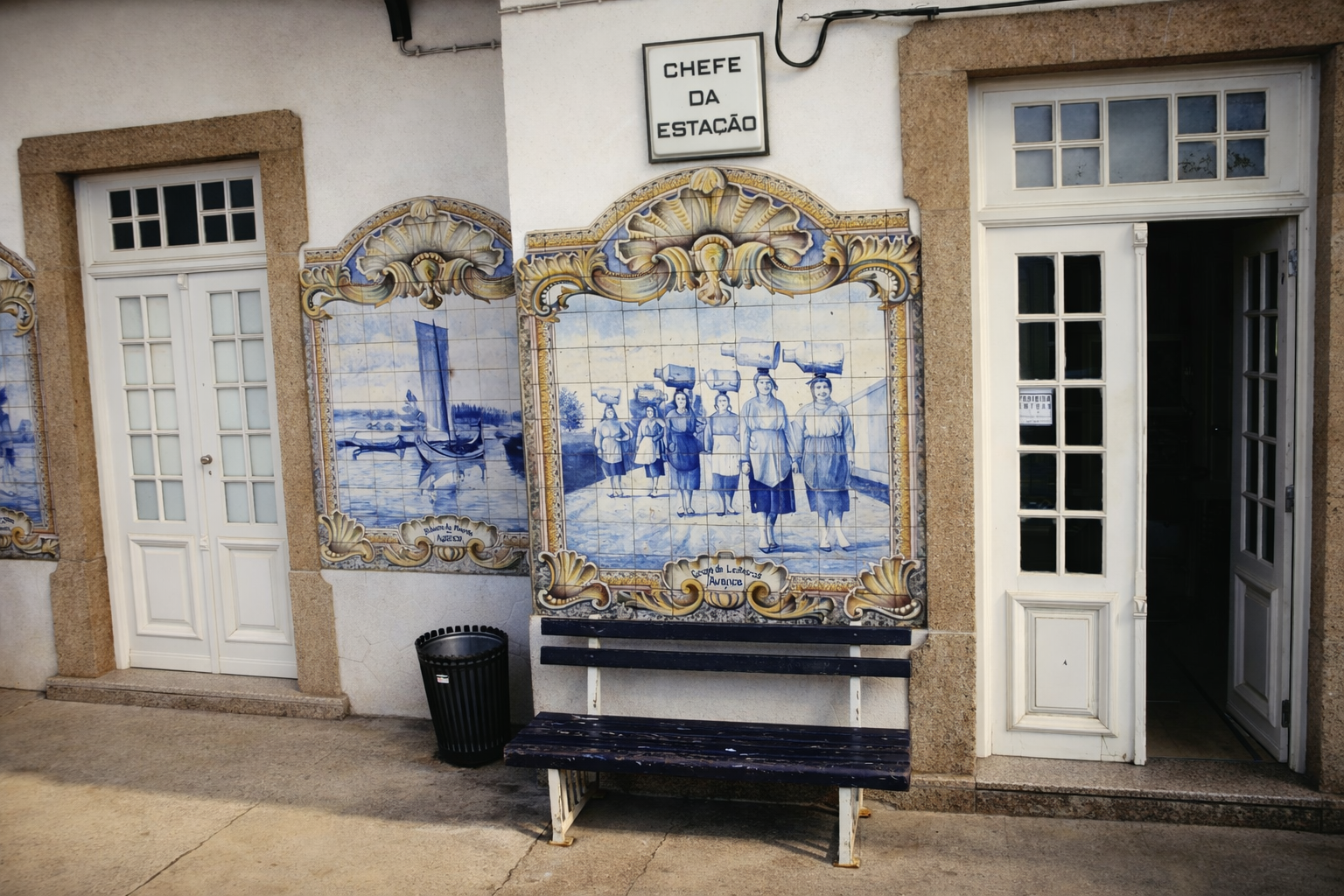 Azulejos e detalhes de estação ferroviária
