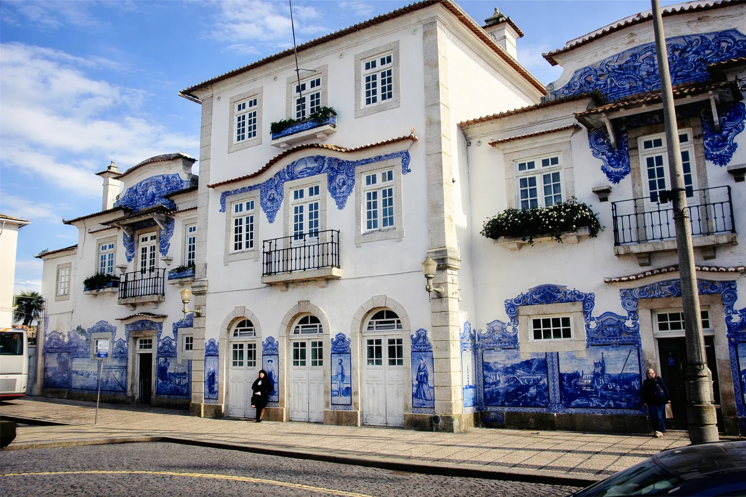 Edifícios tradicionais portugueses com azulejos