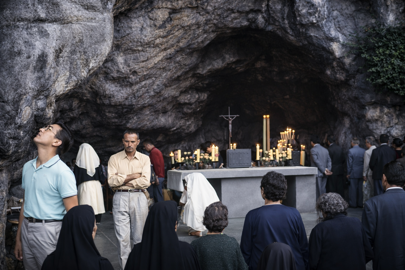 Encontro religioso na gruta iluminada
