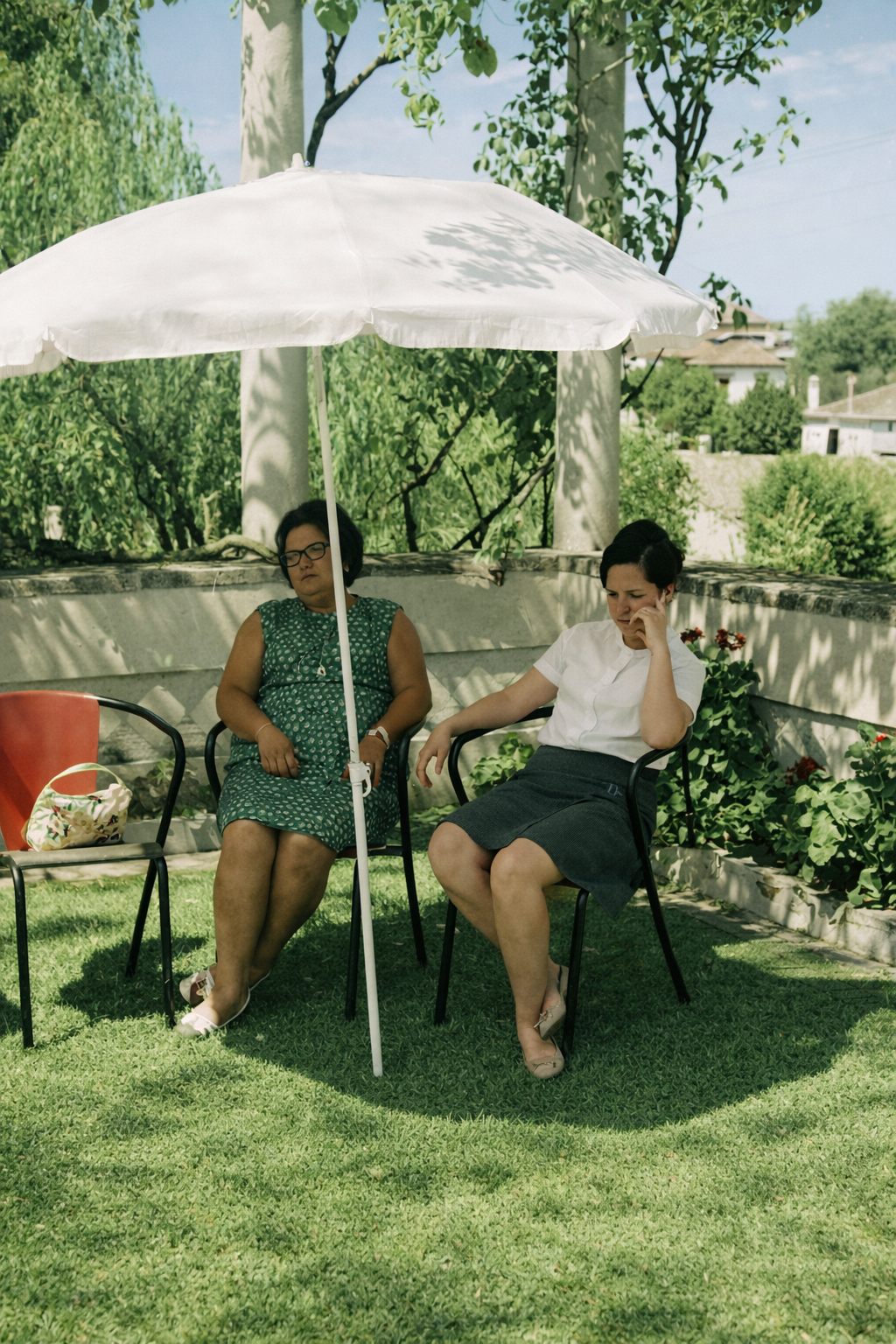 Duas mulheres ao sol em jardim
