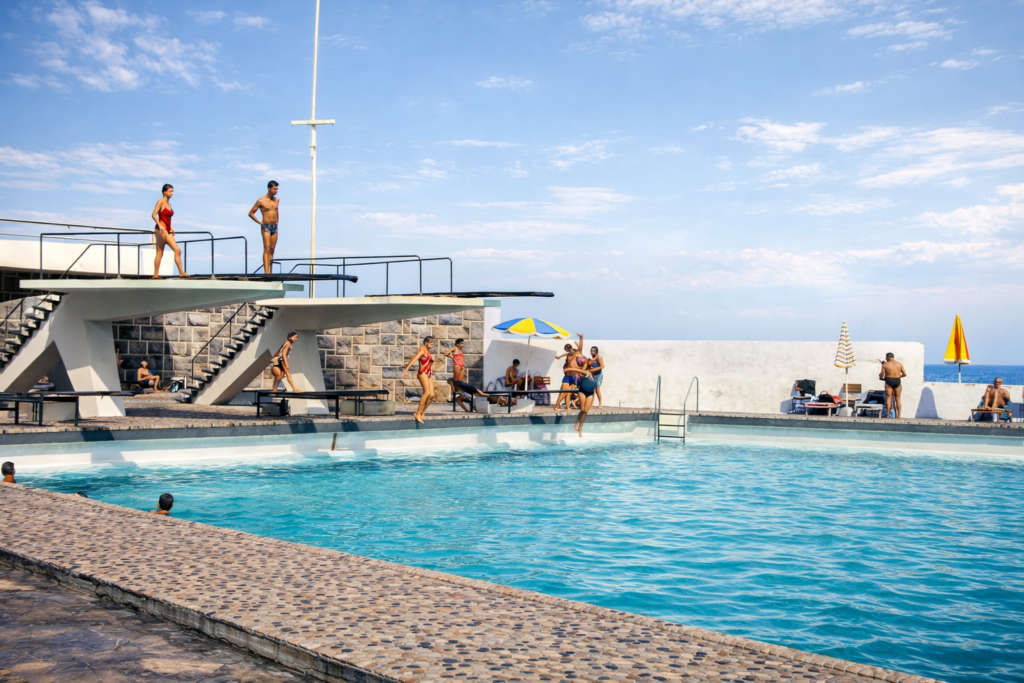 Piscina à beira-mar em dia de sol