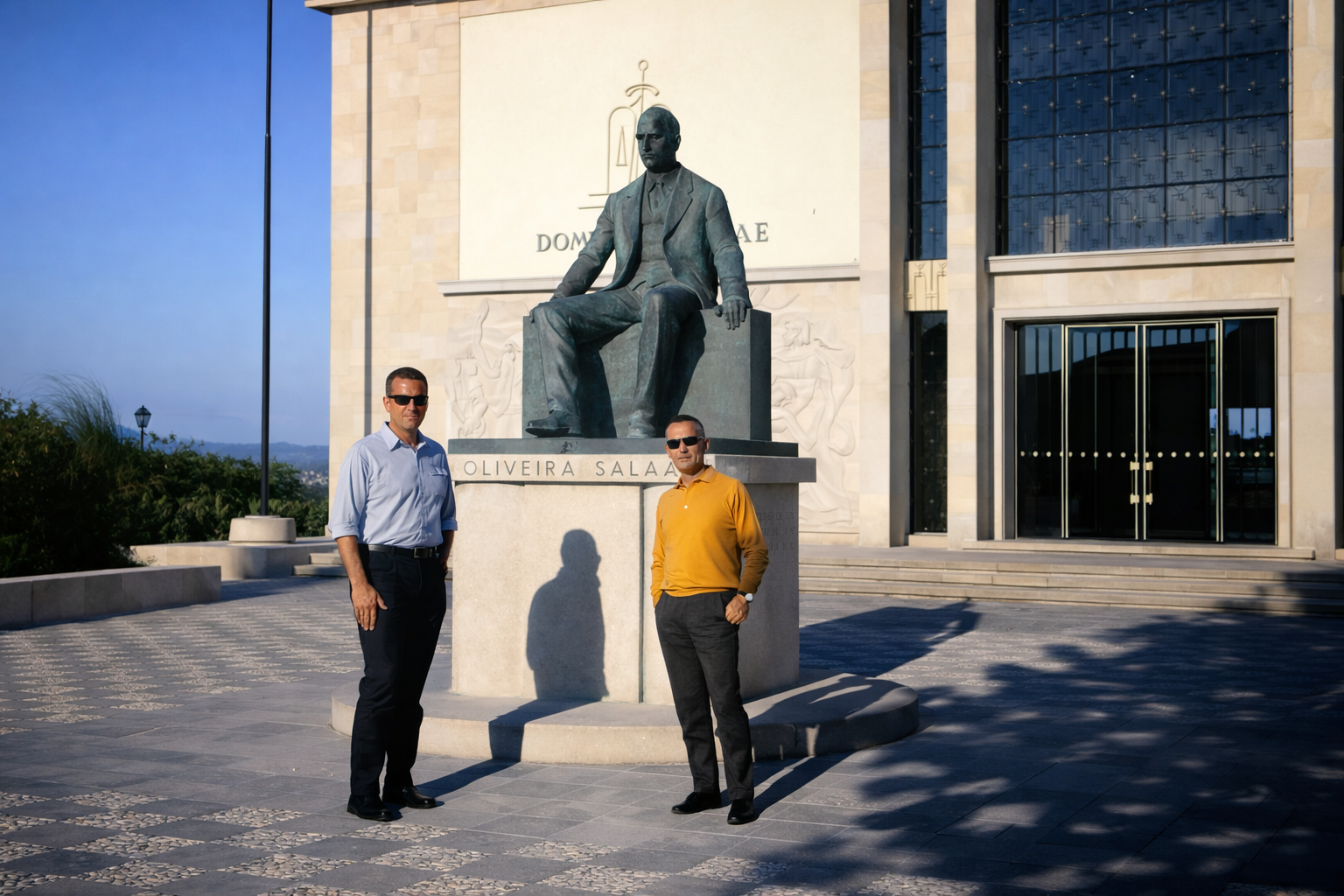 Homens ao lado da estátua de Salazar