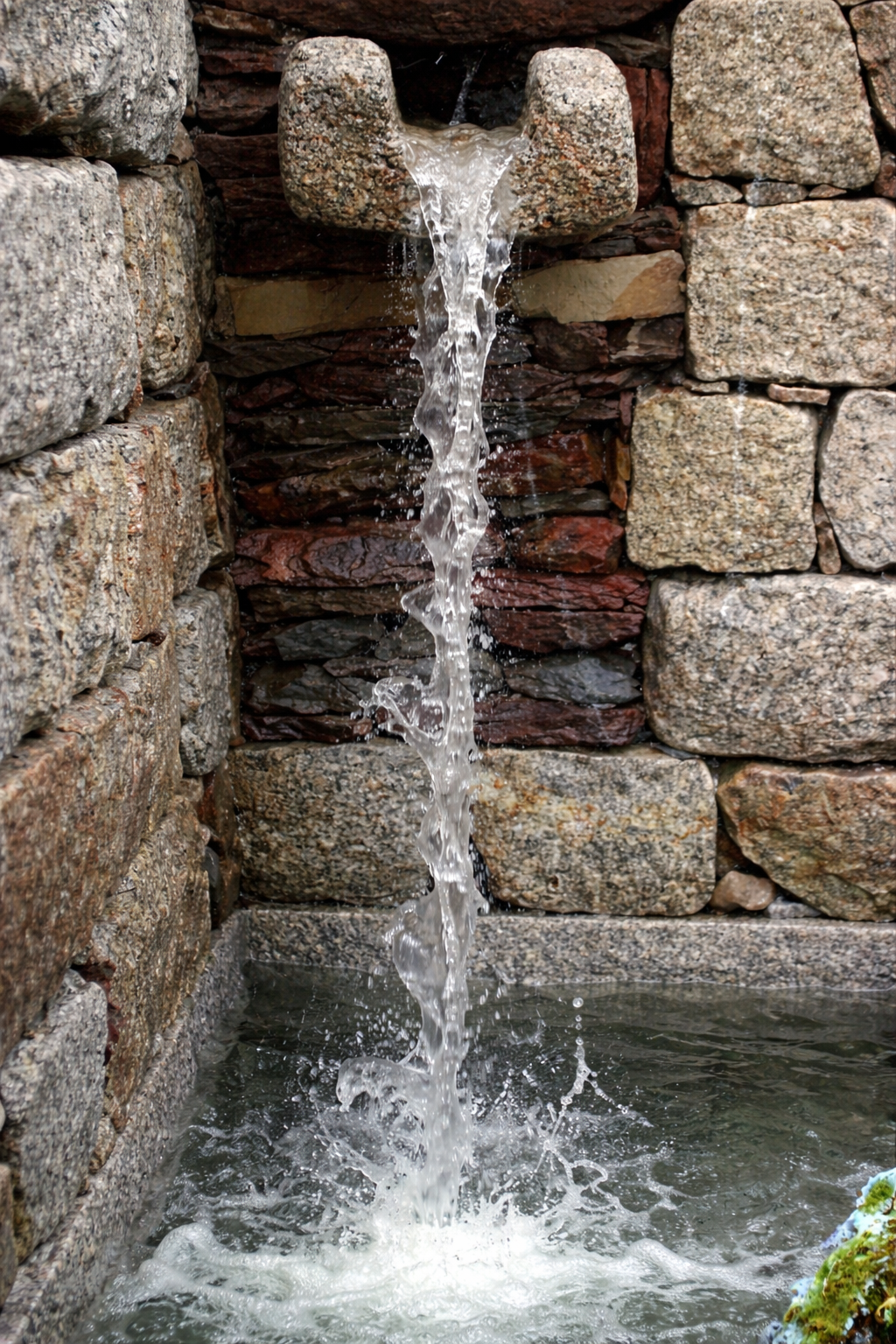 Fonte de água em pedra antiga