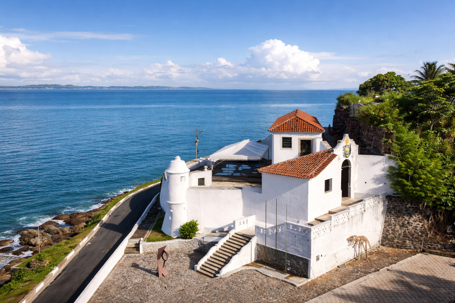Capela histórica com vista para o mar