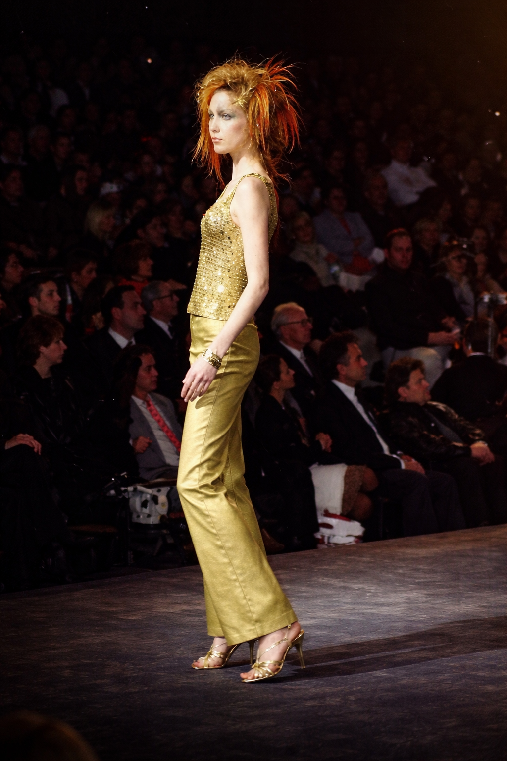 Desfile de alta costura dourado