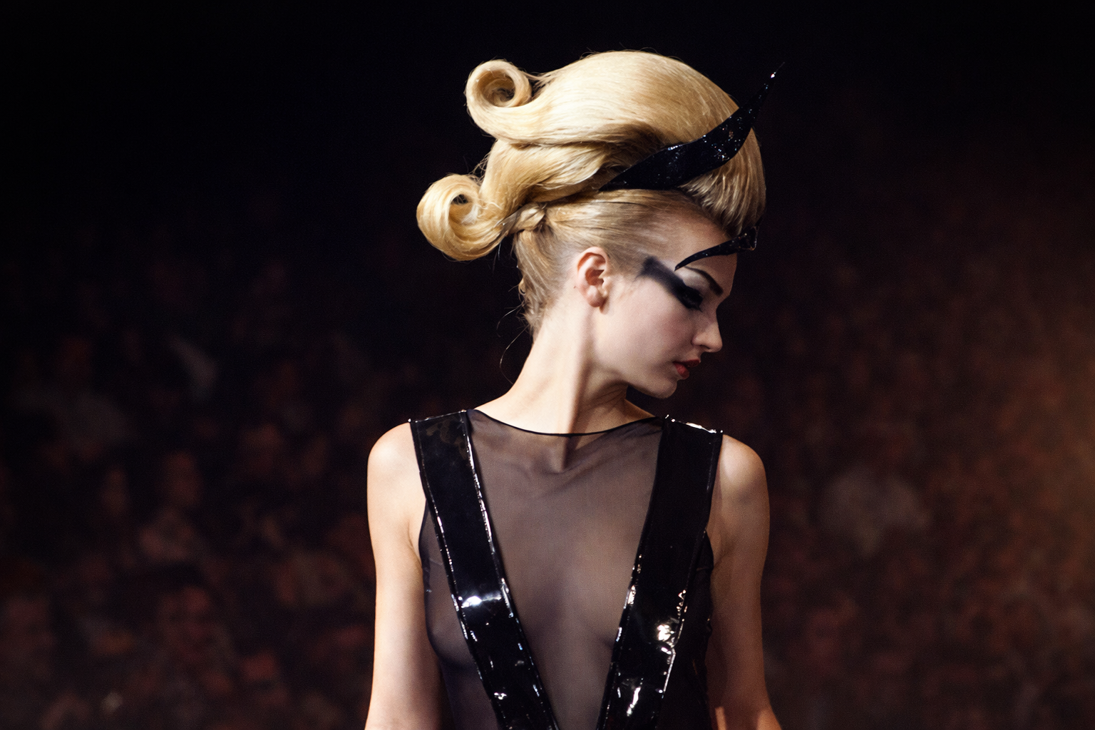 Modelo de alta costura com penteado audacioso