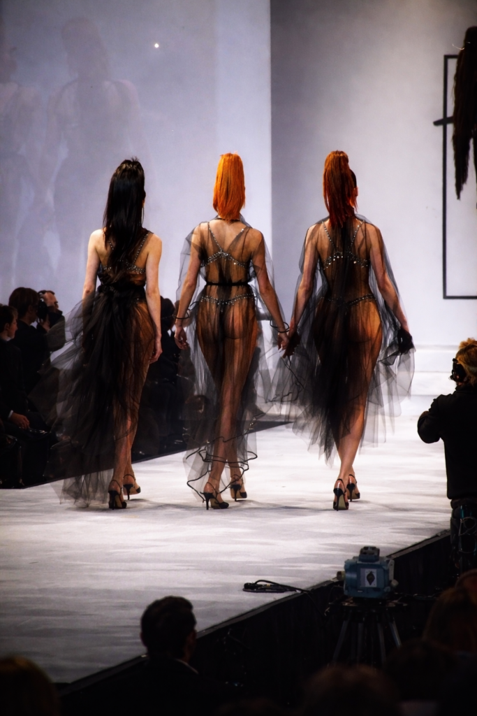 Desfile de moda com vestidos transparentes