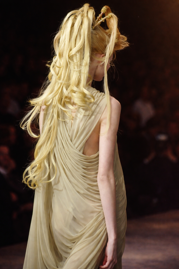 Cabelos dourados e vestido esvoaçante