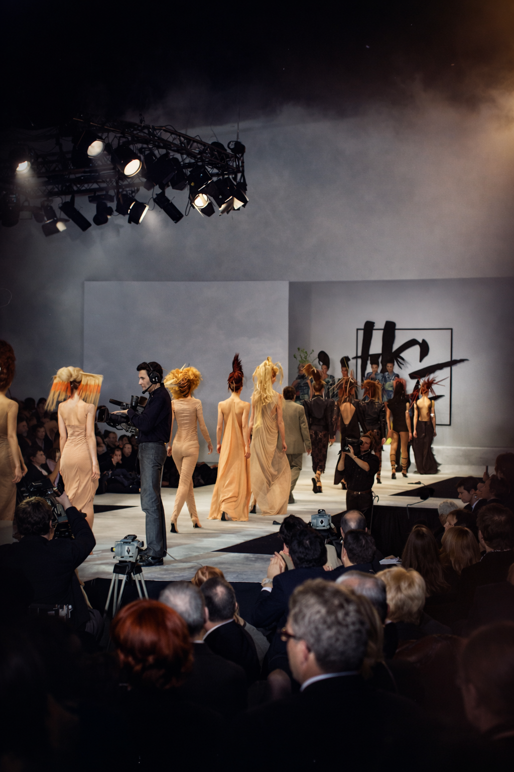 Desfile de moda avant-garde em destaque