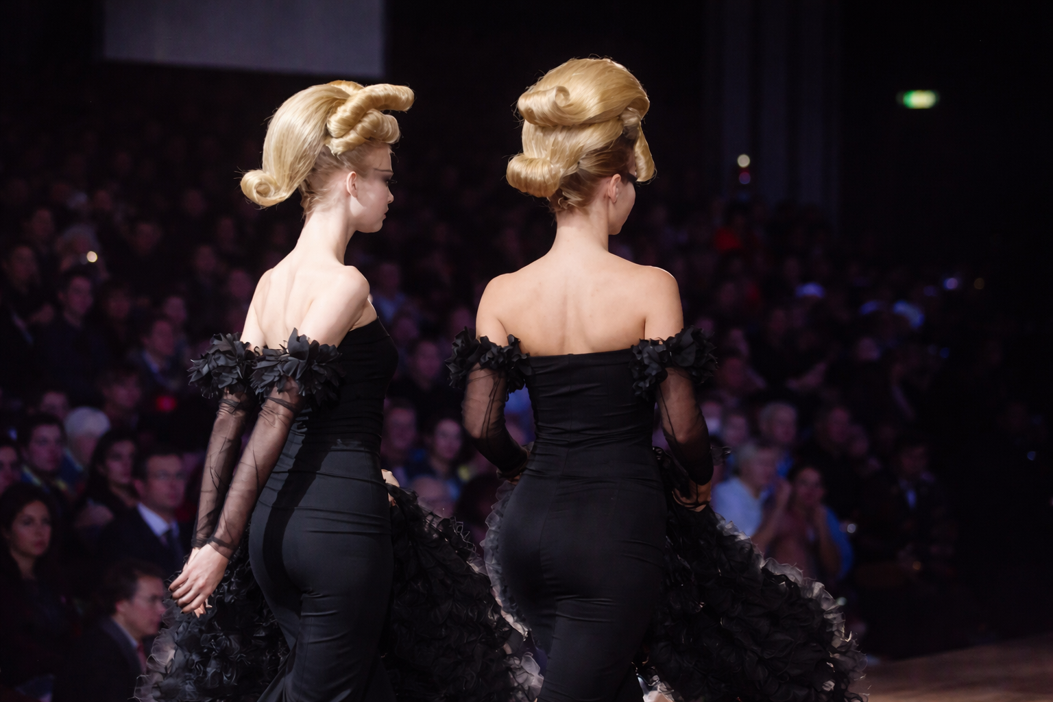 Desfile de alta-costura com elegância