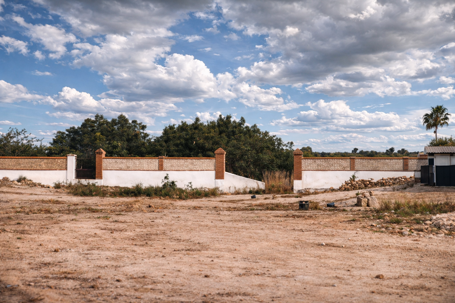 Paisagem rural com muro e portão