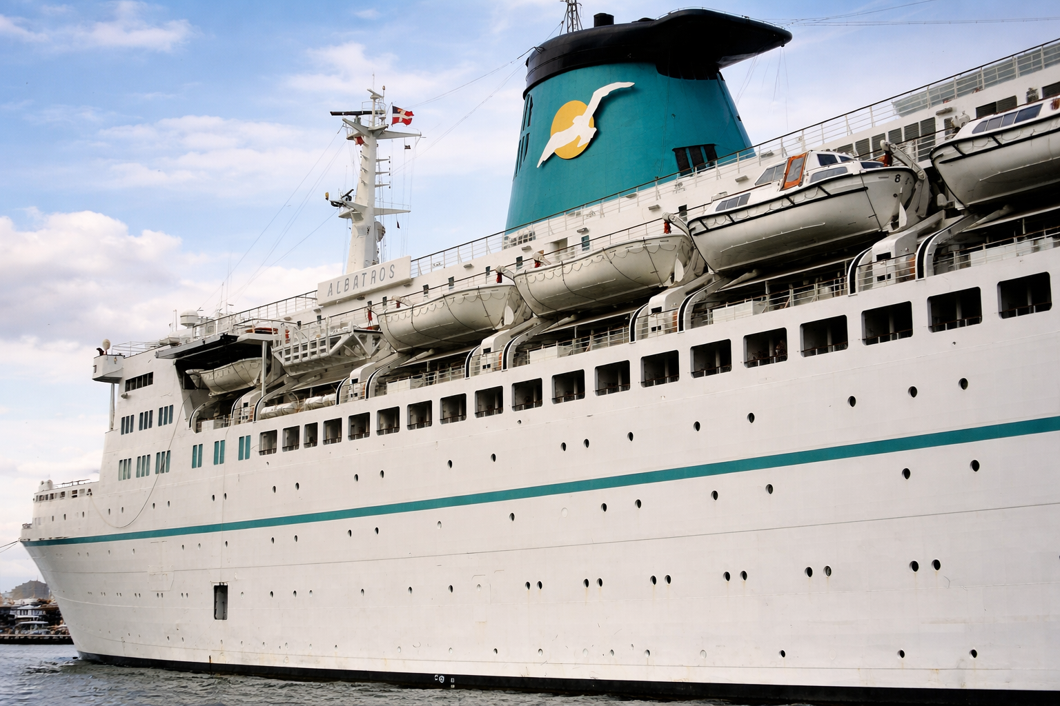 Navio Albatros no porto em detalhe