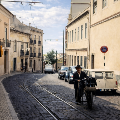 Rua de Lisboa com homem e carrinho