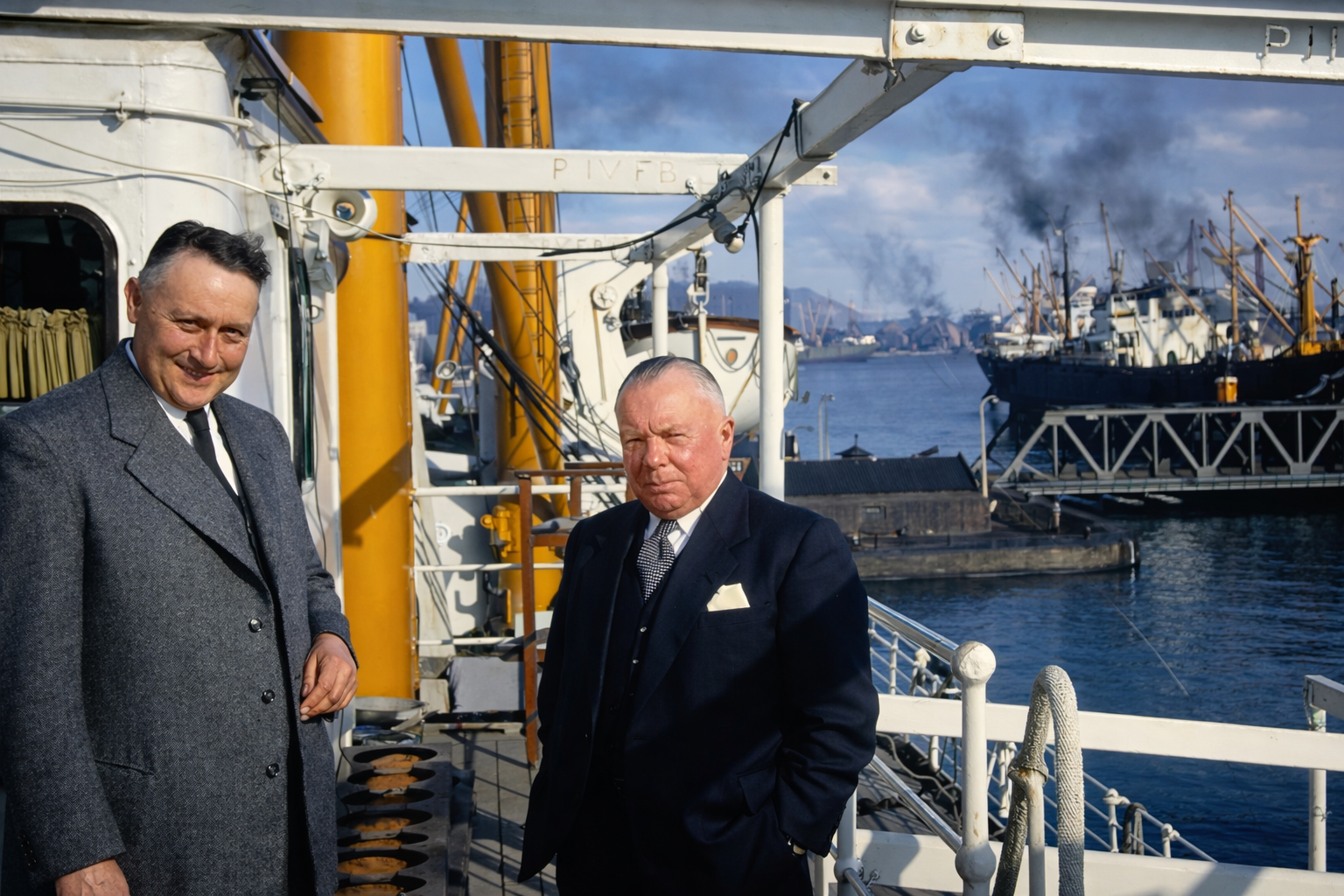 Homens no convés de navio no porto