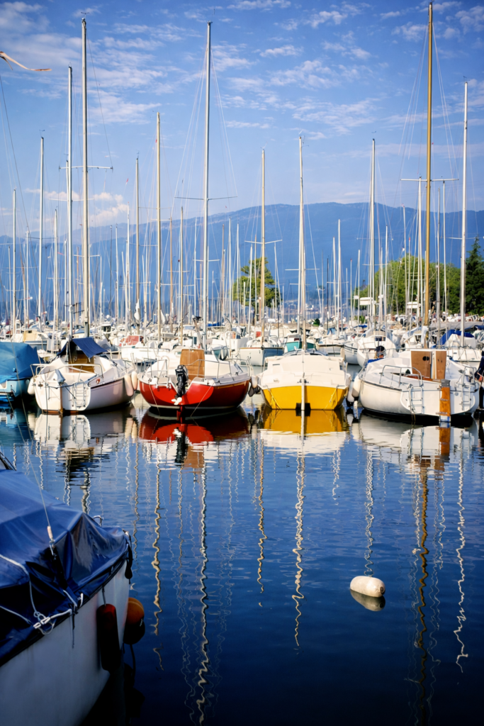 Marina tranquila ao amanhecer