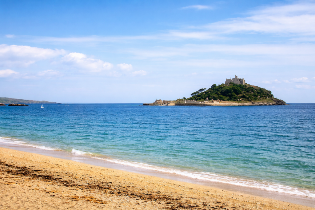 Praia tranquila com castelo à vista