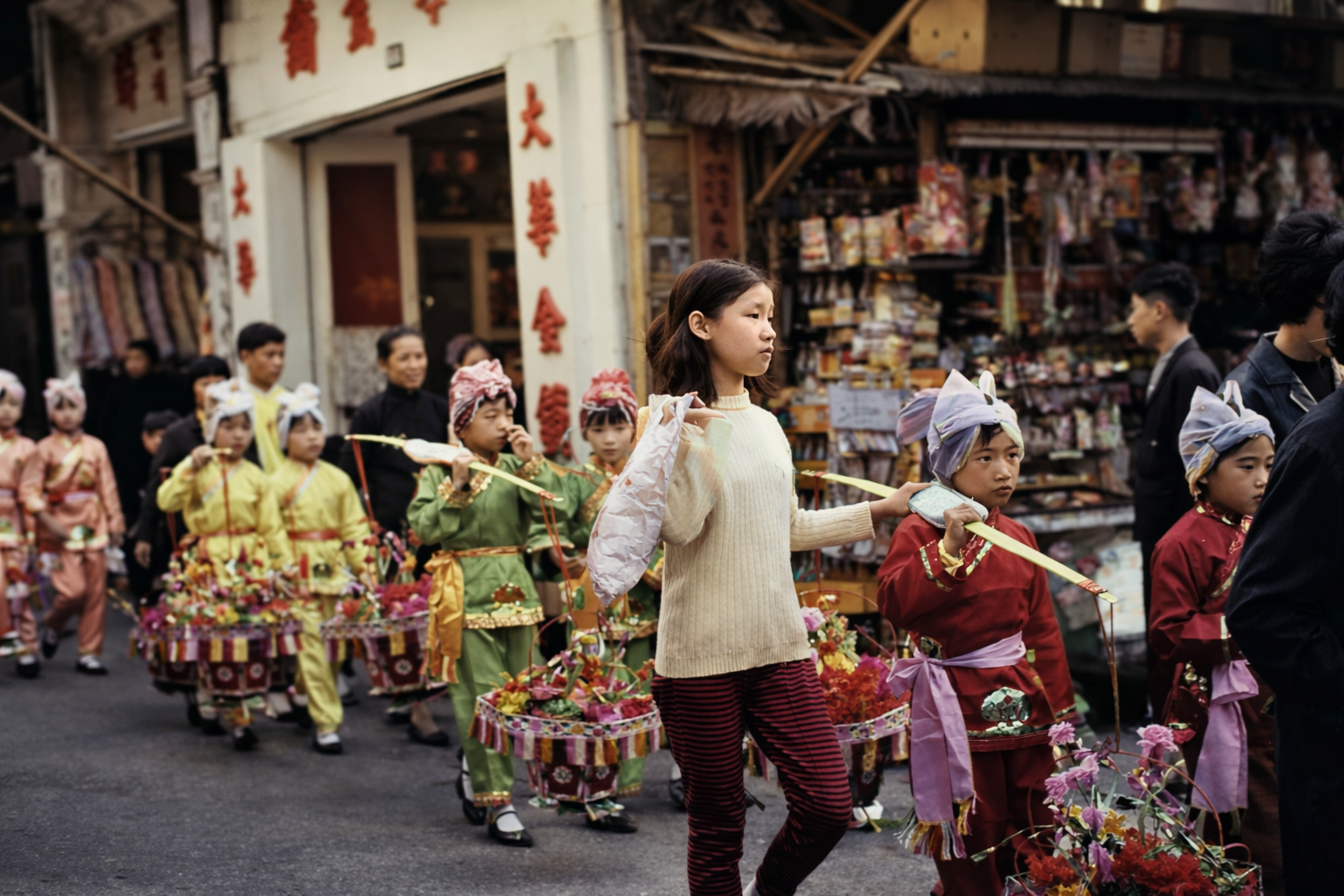 Desfile infantil tradicional na rua
