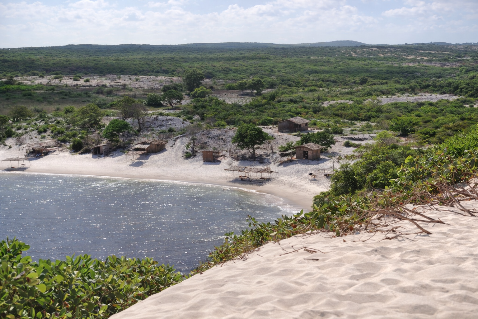 Paisagem costeira com cabanas rústicas