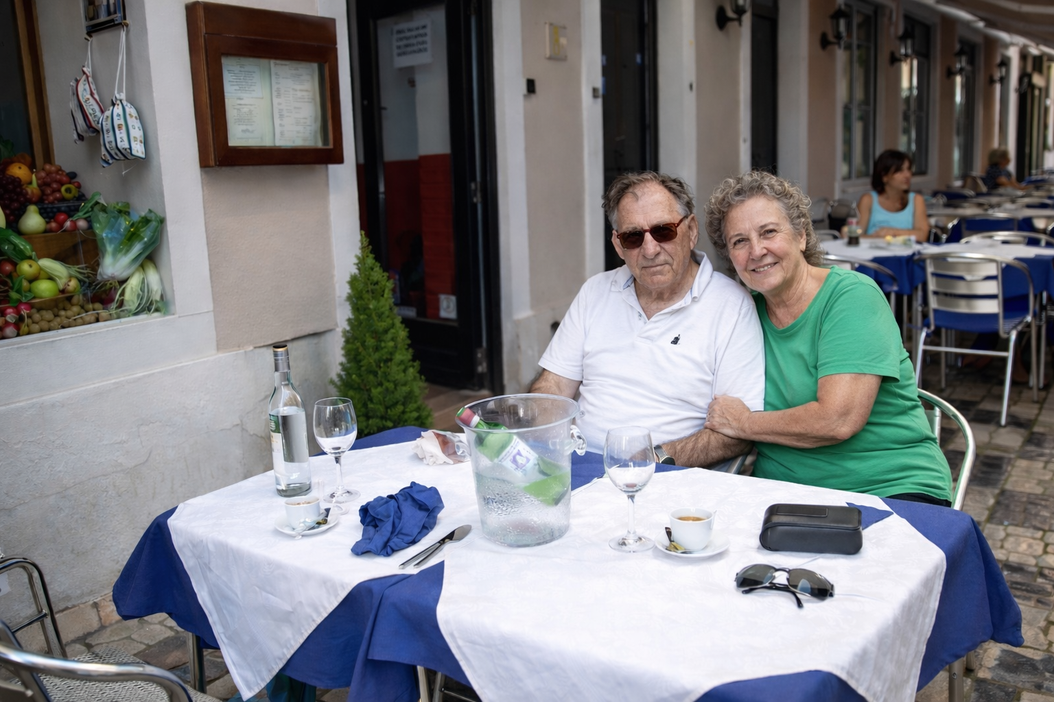 Casal idoso no café de rua