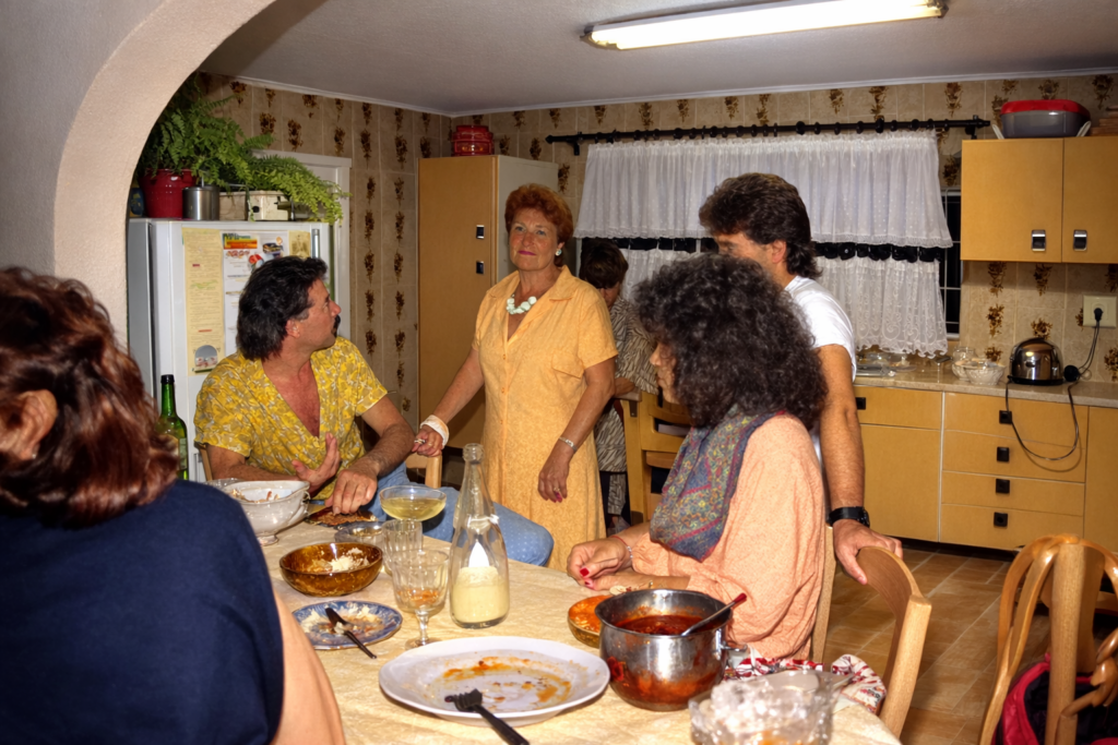Reunião familiar na cozinha retrô