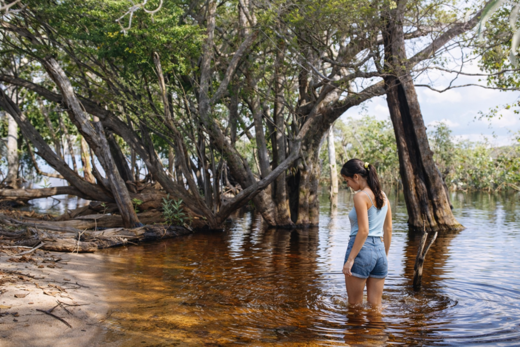 Mulher a caminhar na água cristalina