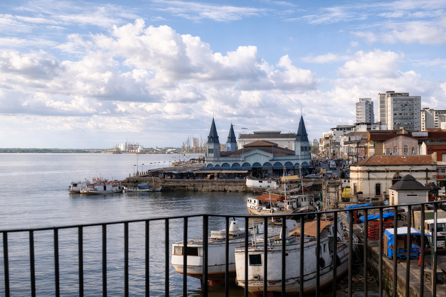 Vista do porto com barcos e mercado