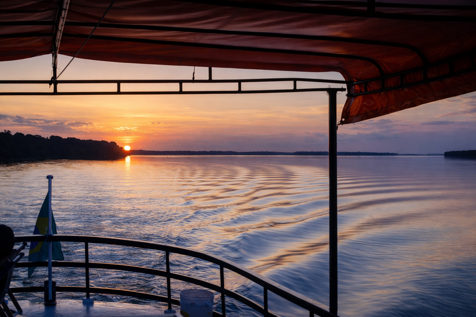 Pôr-do-sol visto de um barco