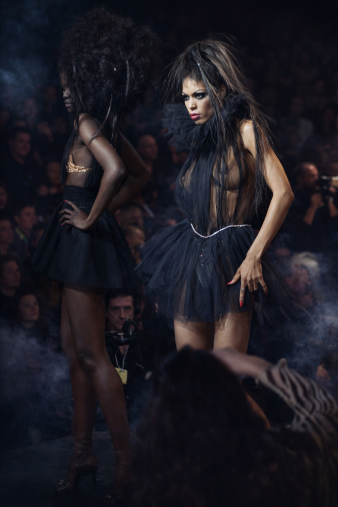 Desfile de moda com modelos dramáticas