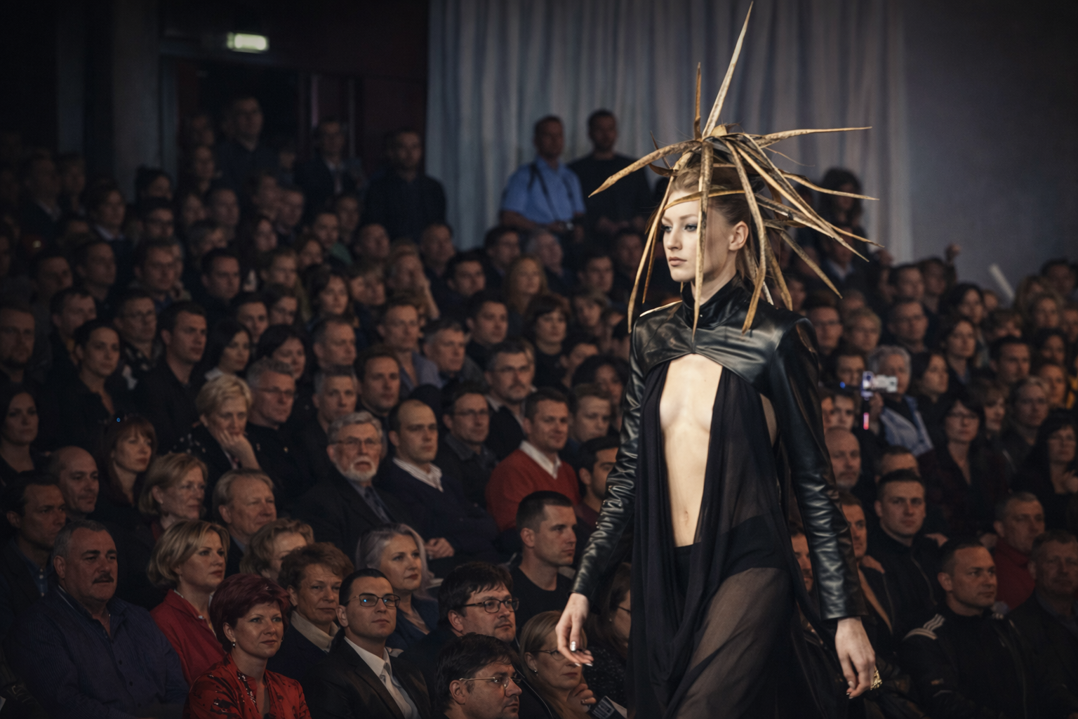 Desfile de moda com brilho intenso