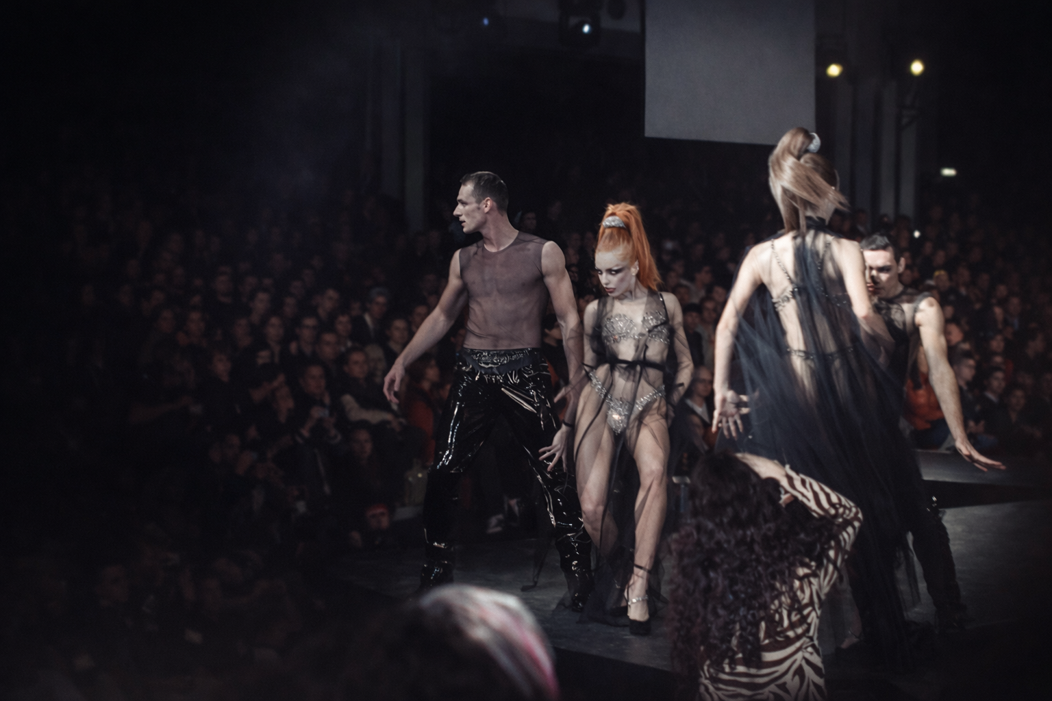 Desfile de moda dramático e audaz