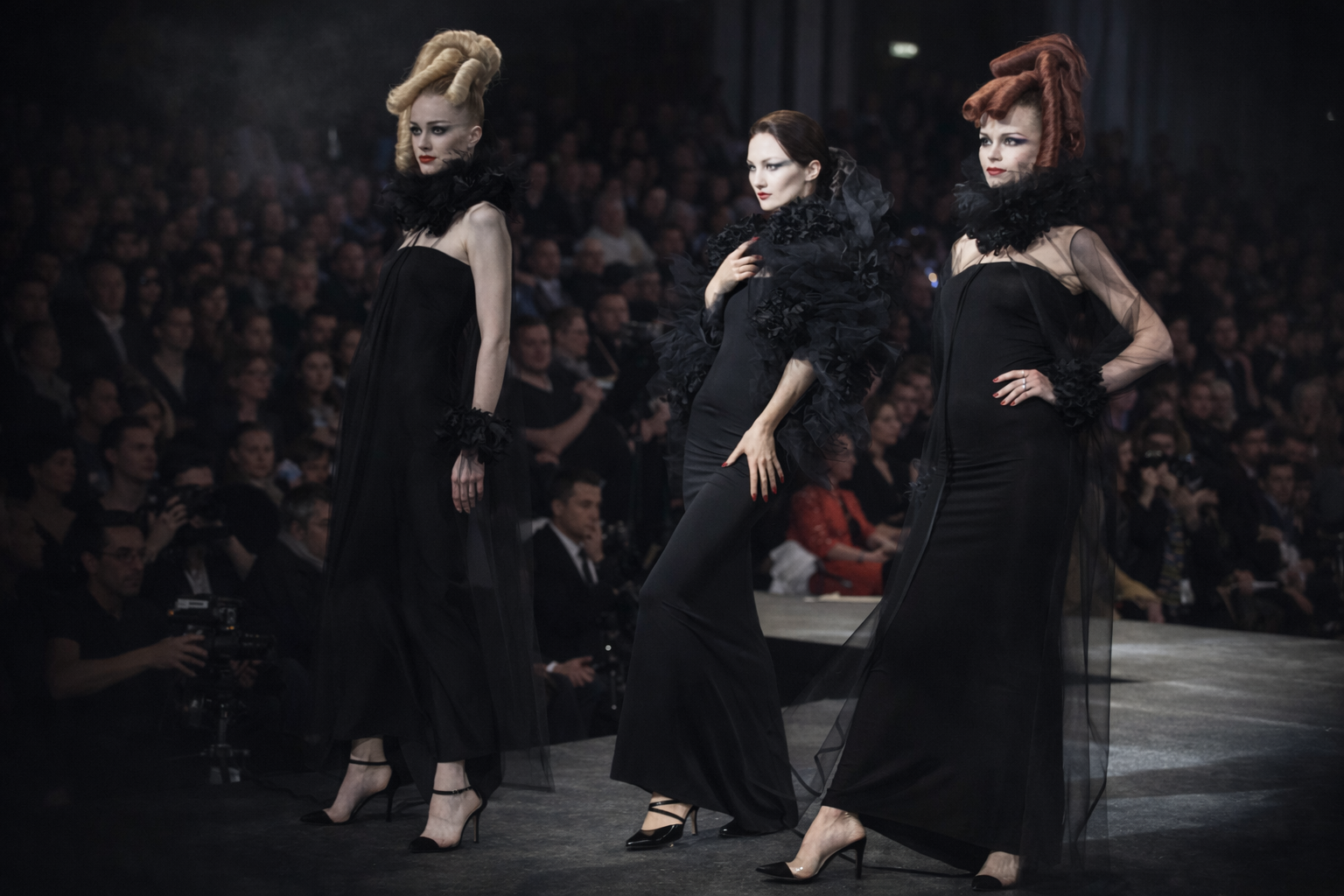 Desfile de moda vanguardista em palco