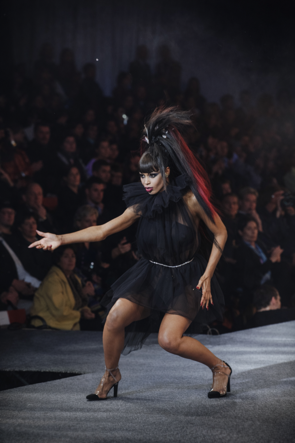Desfile de moda intenso e dramático
