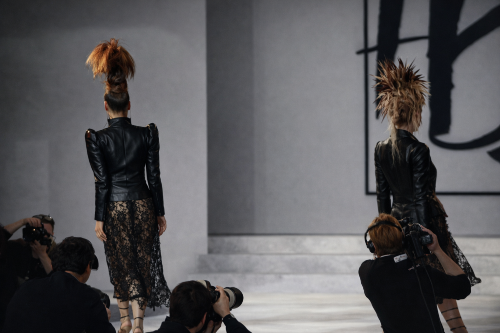 Desfile minimalista com modelos vanguardistas