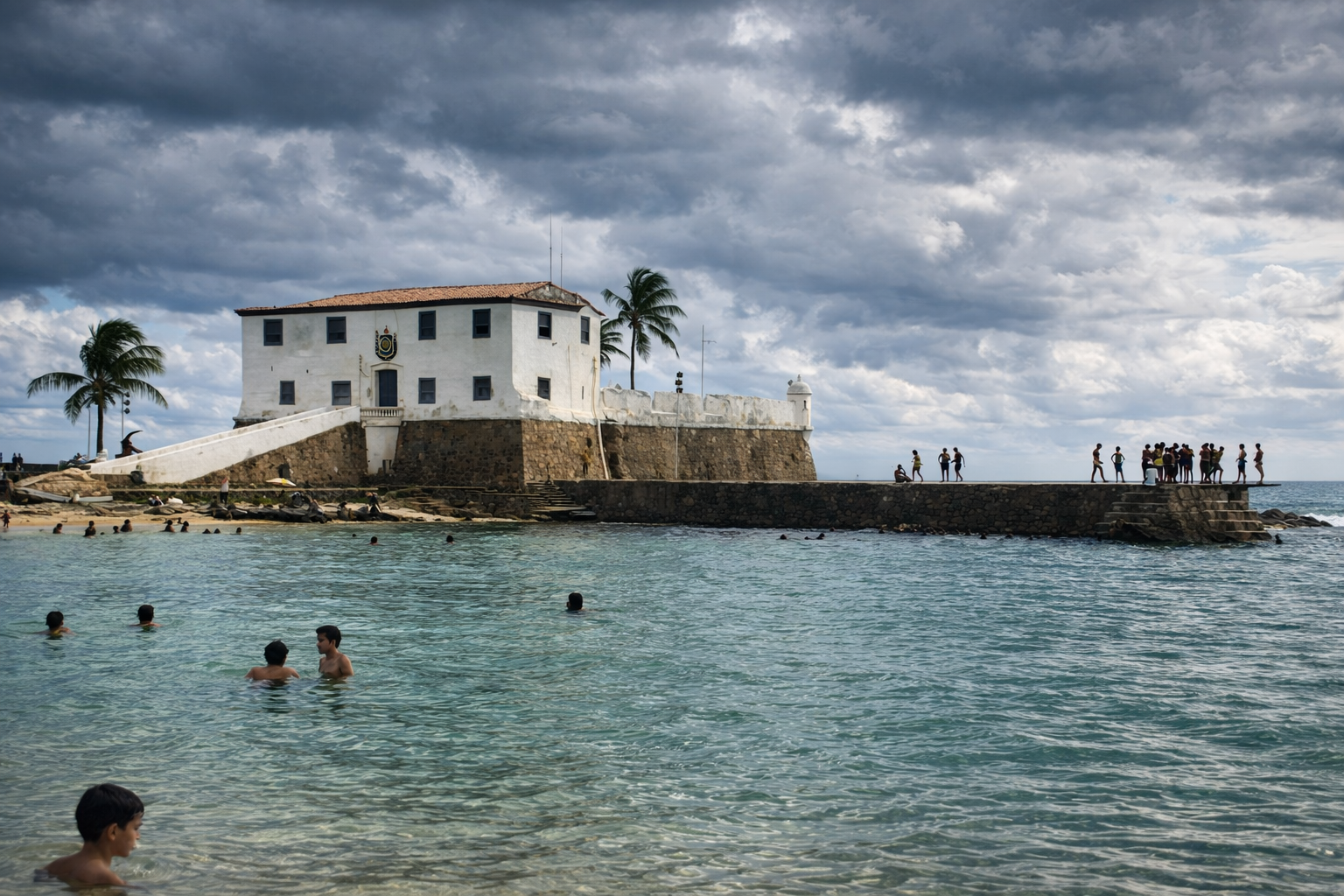 Fortaleza e praia em dia nublado