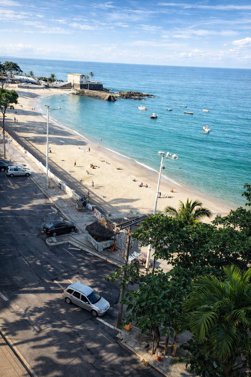 Vista aérea da praia paradisíaca