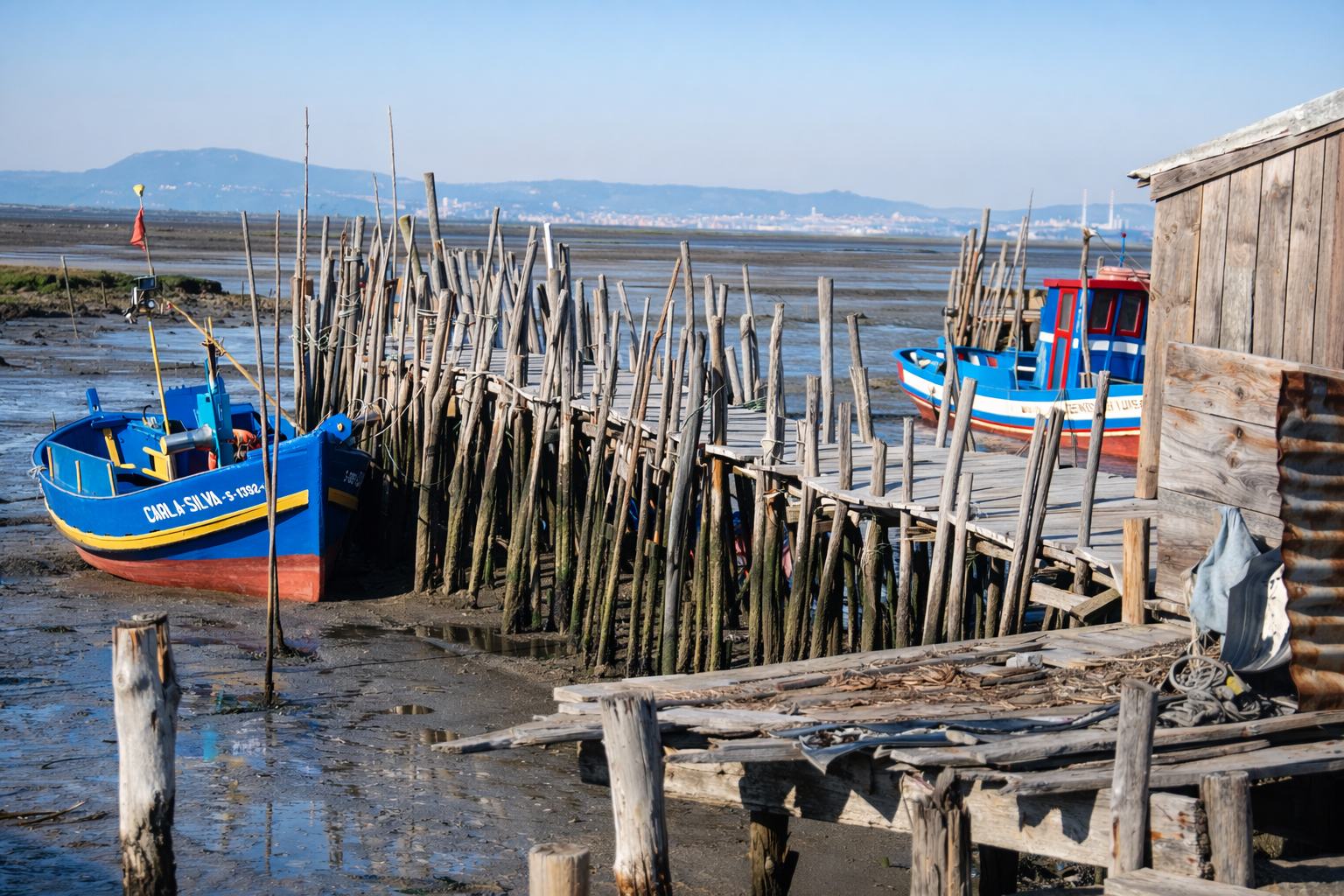 Barco de pesca no cais rústico