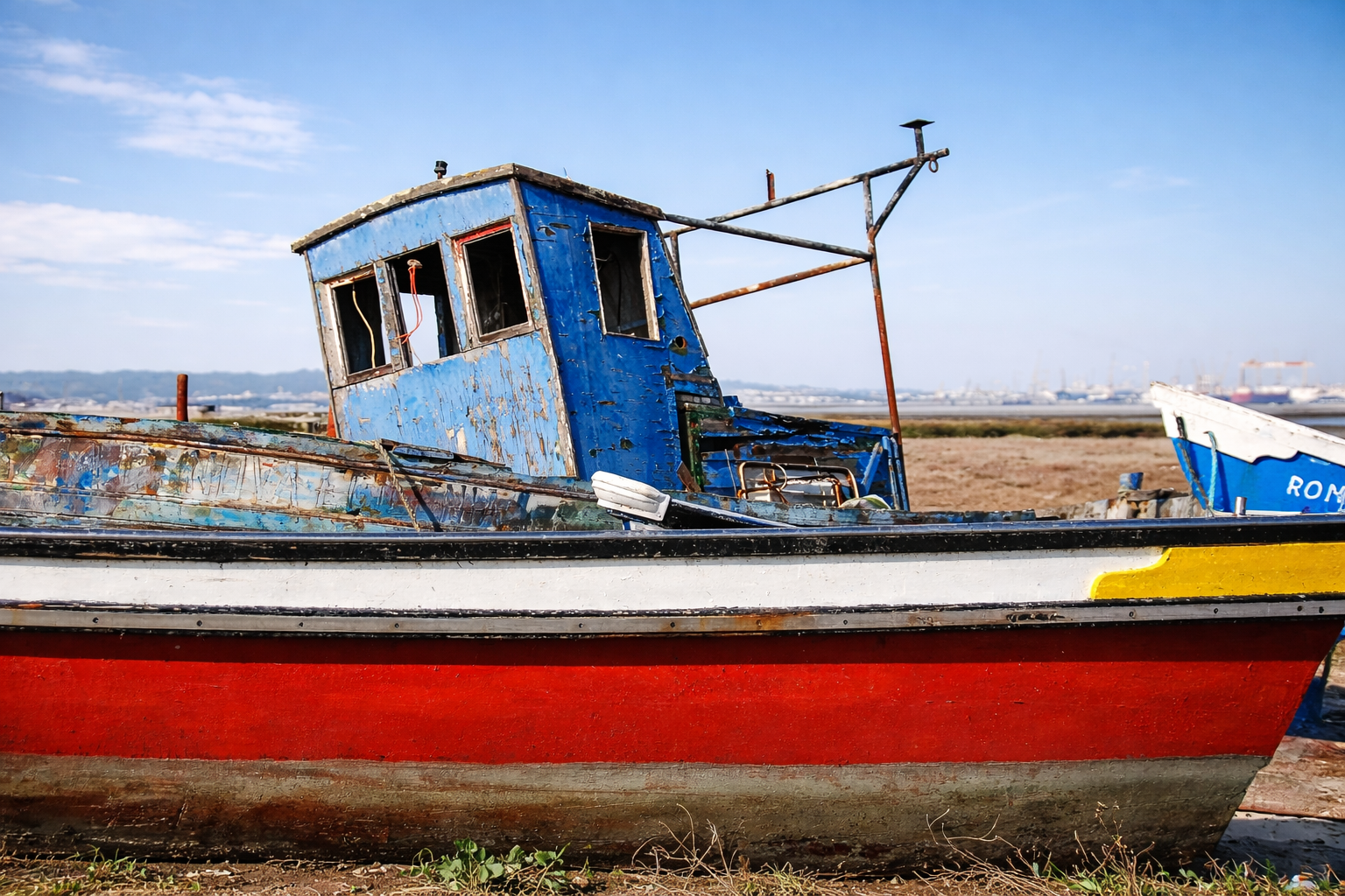 Barco de pesca envelhecido na praia