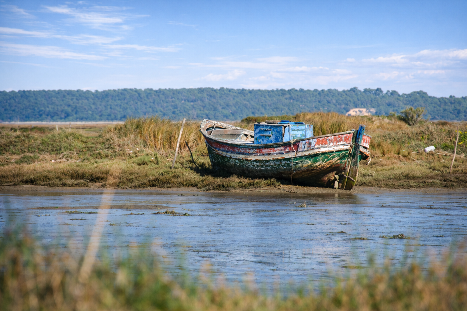 Barco de pesca abandonado na marisma