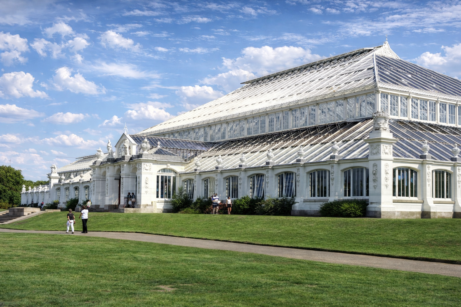 Conservatório vitoriano em jardim verdejante