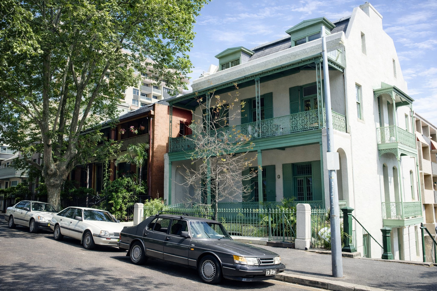 Rua residencial com casas térreas