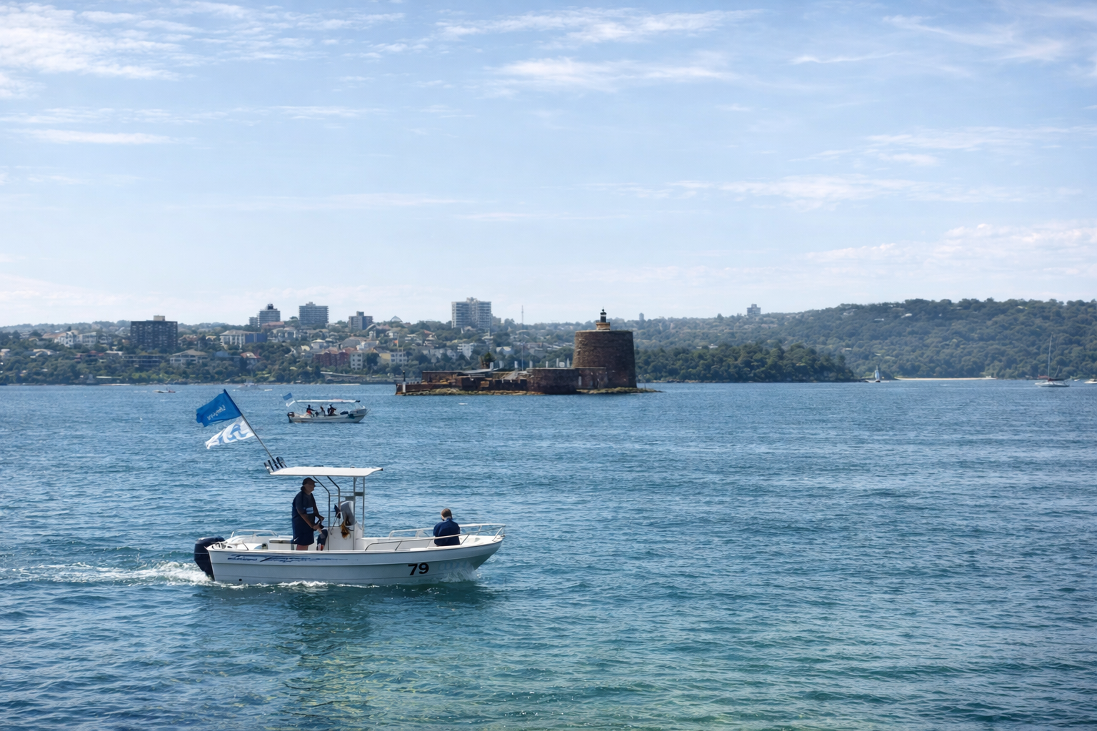 Barco à vela no porto tranquilo