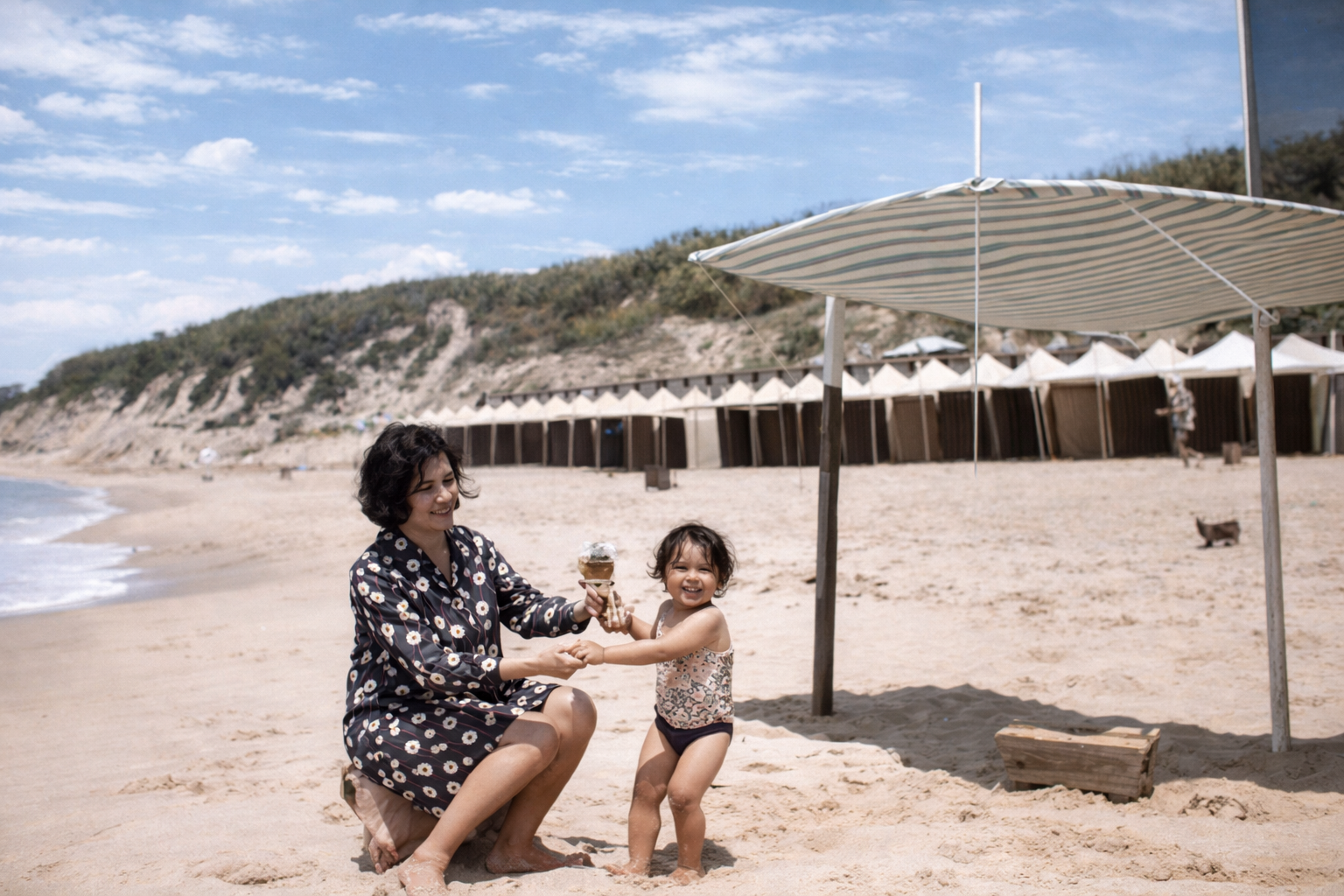 Mãe e filha na praia ensolarada